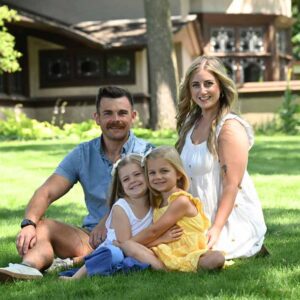 photoshoot fundraiser family in lawn
